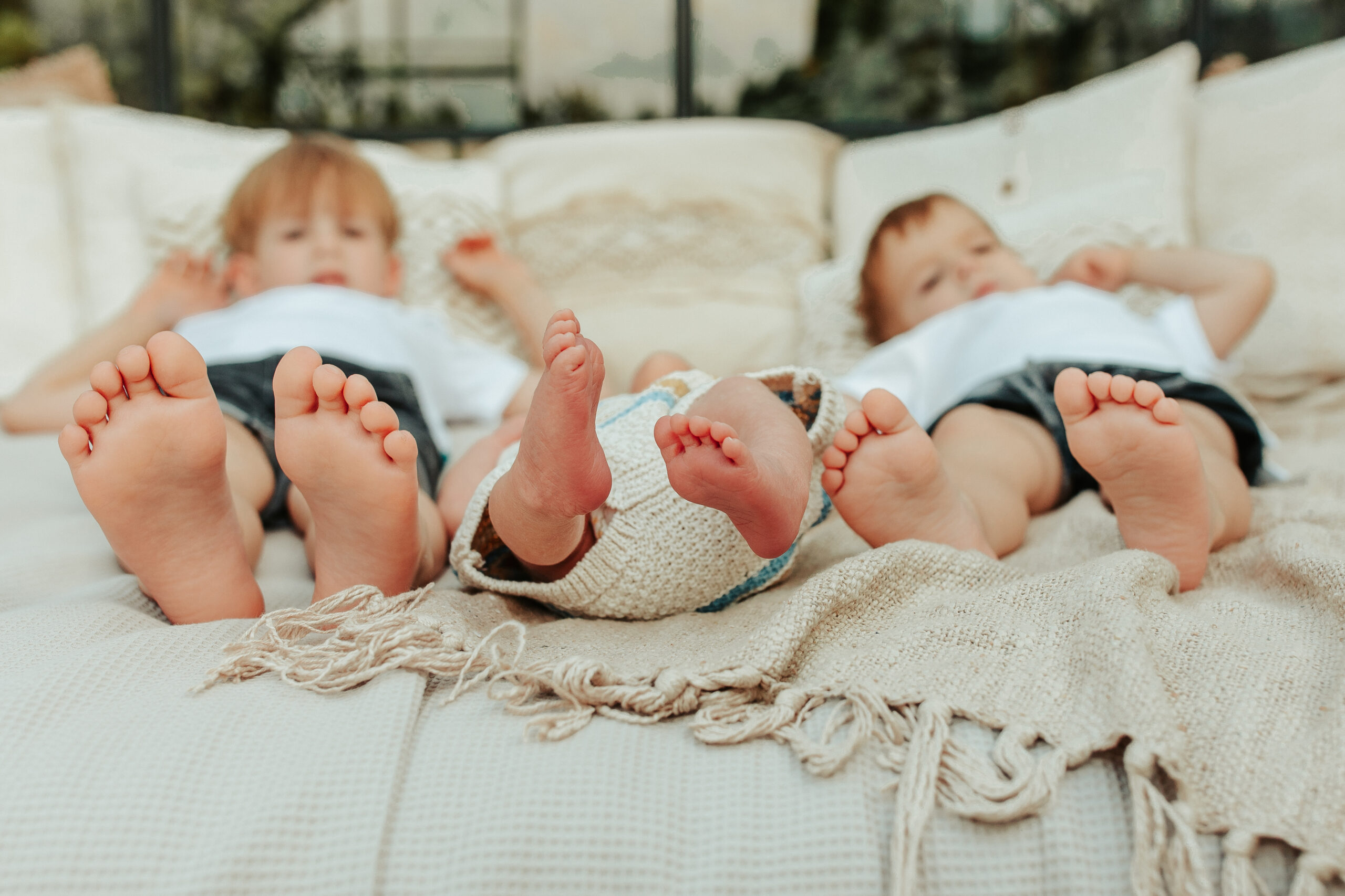 chłopcy lezą na łóżko relaks sesja